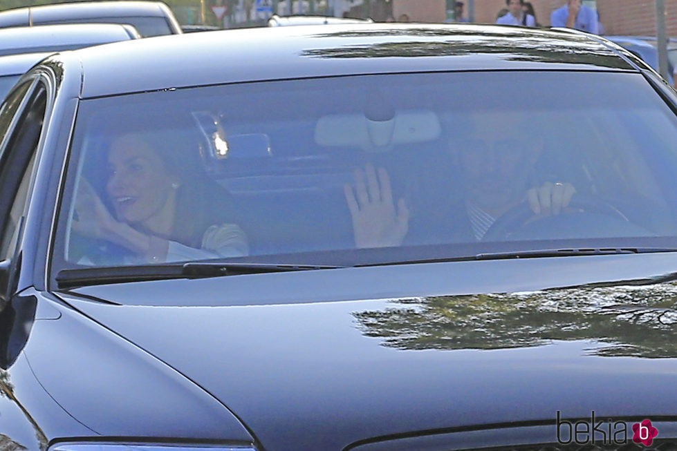 Los Reyes Felipe y Letizia llevan a sus hijas al primer día del nuevo curso 2016/17