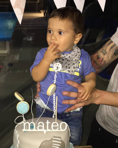 Mateo Messi Roccuzzo soplando las velas de la tarta de su primer cumpleaños