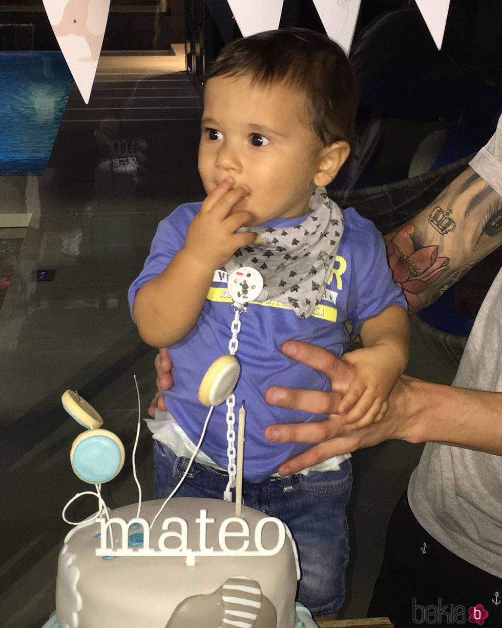 Mateo Messi Roccuzzo soplando las velas de la tarta de su primer cumpleaños