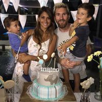 Mateo Messi celebrando su primer cumpleaños con Leo Messi, Antonella Roccuzzo y Thiago Messi