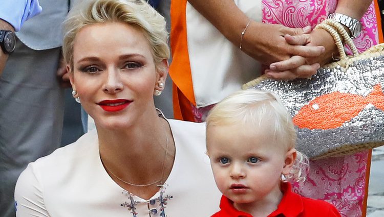 Charlene de Mónaco con su hijo Jacques en el picnic anual de Mónaco 2016