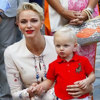 Charlene de Mónaco con su hijo Jacques en el picnic anual de Mónaco 2016