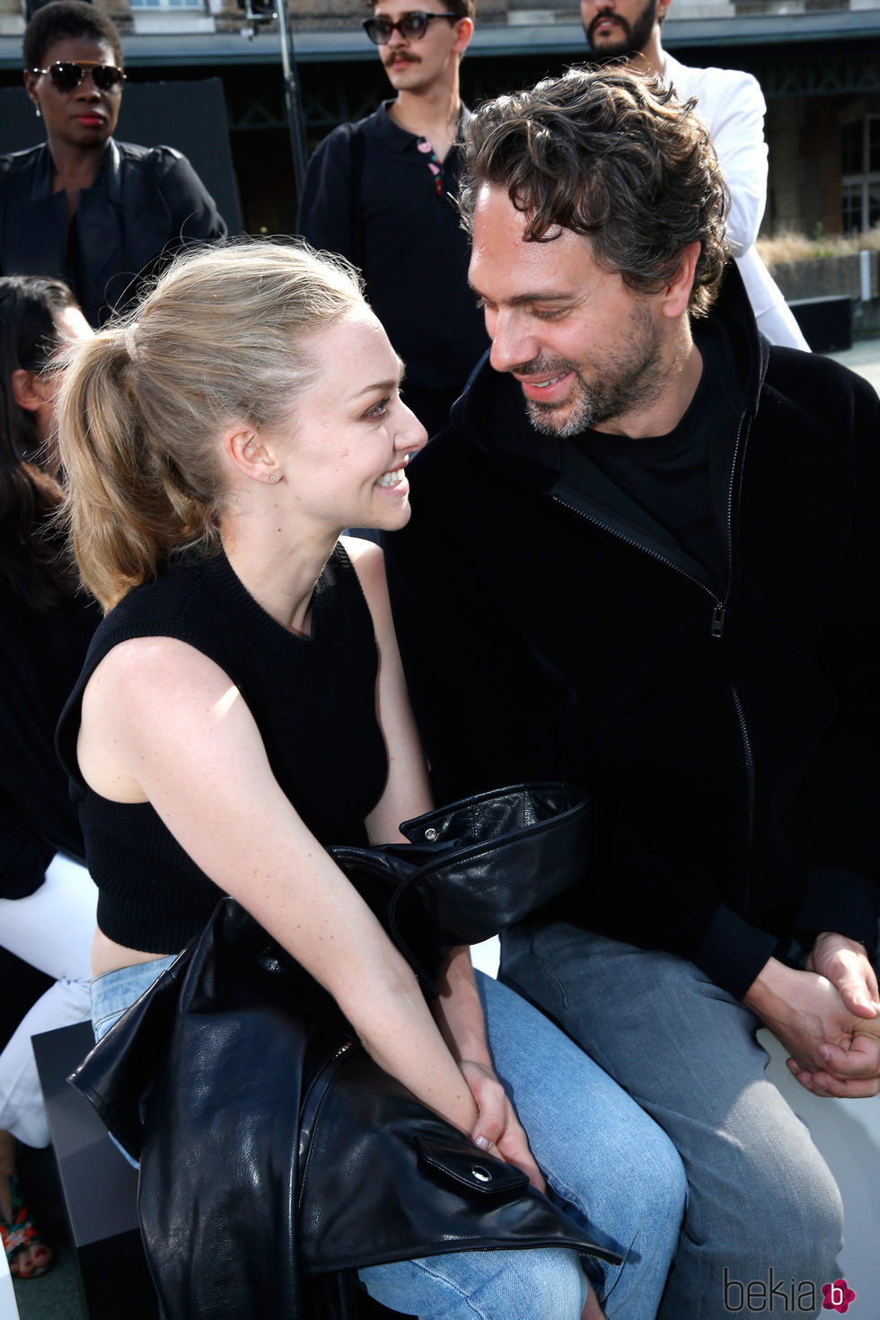 Amanda Seyfried y Thomas Sadoski en la Paris Fashion Week