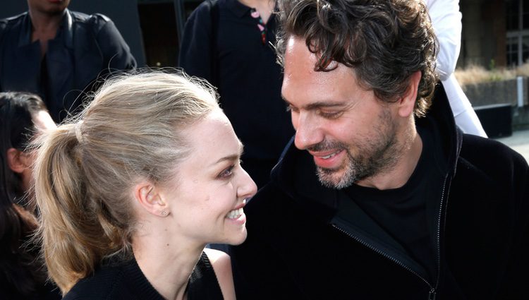 Amanda Seyfried y Thomas Sadoski en la Paris Fashion Week