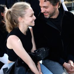 Amanda Seyfried y Thomas Sadoski en la Paris Fashion Week