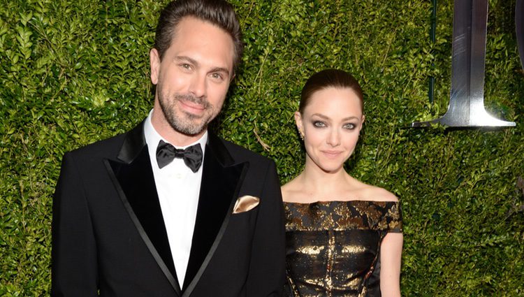 Amanda Seyfried y Thomas Sadoski durante los premios Tony Awards 2015