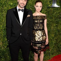 Amanda Seyfried y Thomas Sadoski durante los premios Tony Awards 2015