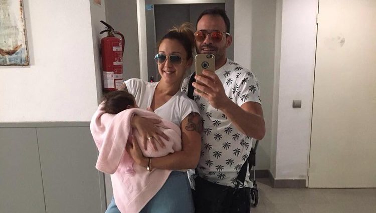 Laura y Luismi ('MyHyV') junto a su pequeña Cataleya