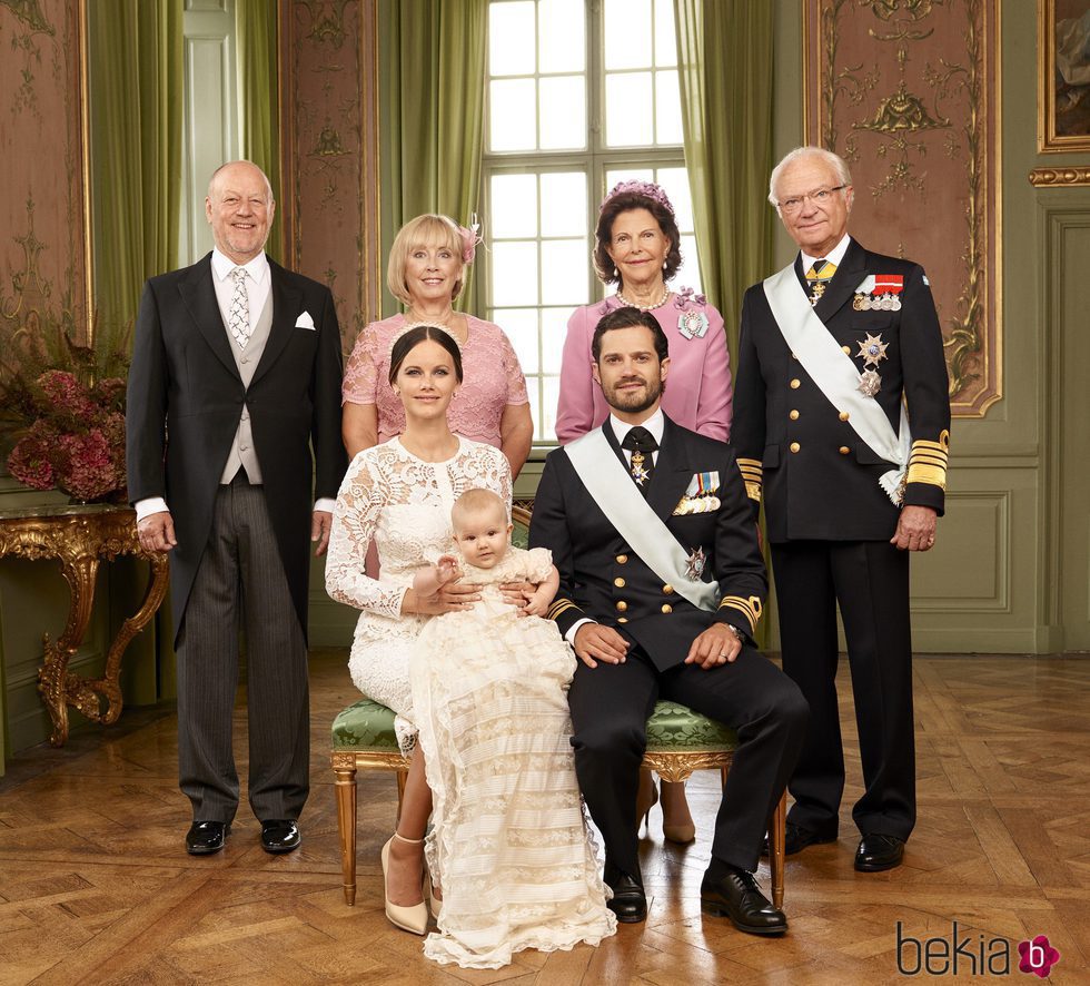 Alejandro de Suecia con sus padres y abuelos en su bautizo