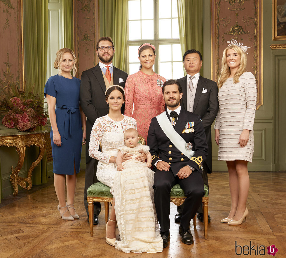 Alejandro de Suecia con sus padres y sus padrinos en su bautizo