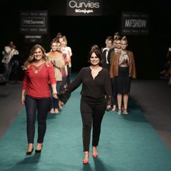 Carlota Corredera y Marisa Jara desfilando para Elena Miró sobre la Madrid Fashion Show Woman