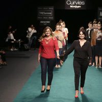 Carlota Corredera y Marisa Jara desfilando para Elena Miró sobre la Madrid Fashion Show Woman