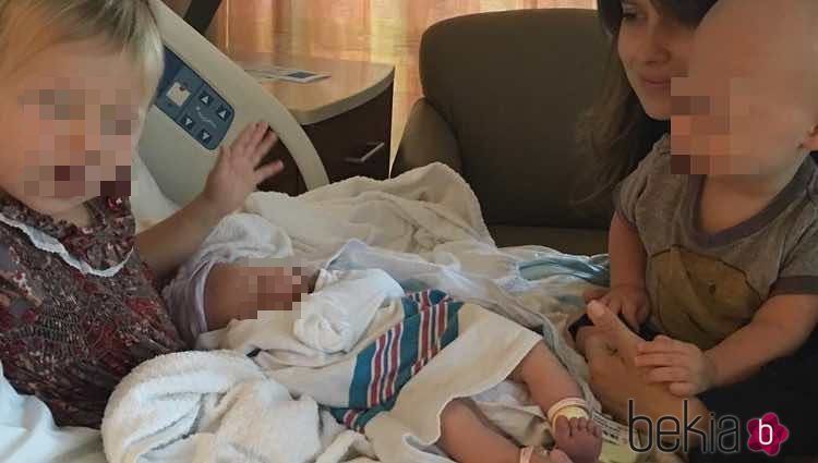 Carmen Gabriela Baldwin con su hermano pequeño Leonardo