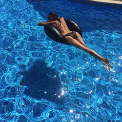 Paz Padilla en topless disfrutando de un día de piscina