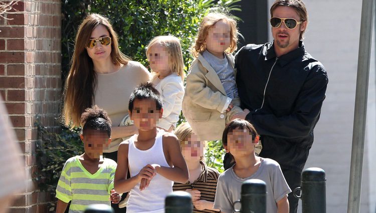 Angelina Jolie y Brad Pitt con sus hijos