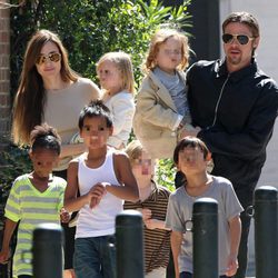 Angelina Jolie y Brad Pitt con sus hijos