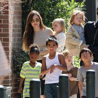 Angelina Jolie y Brad Pitt con sus hijos