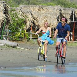 Shakira y Carlos Vives durante la grabación del video de la canción 'La Bicicleta'