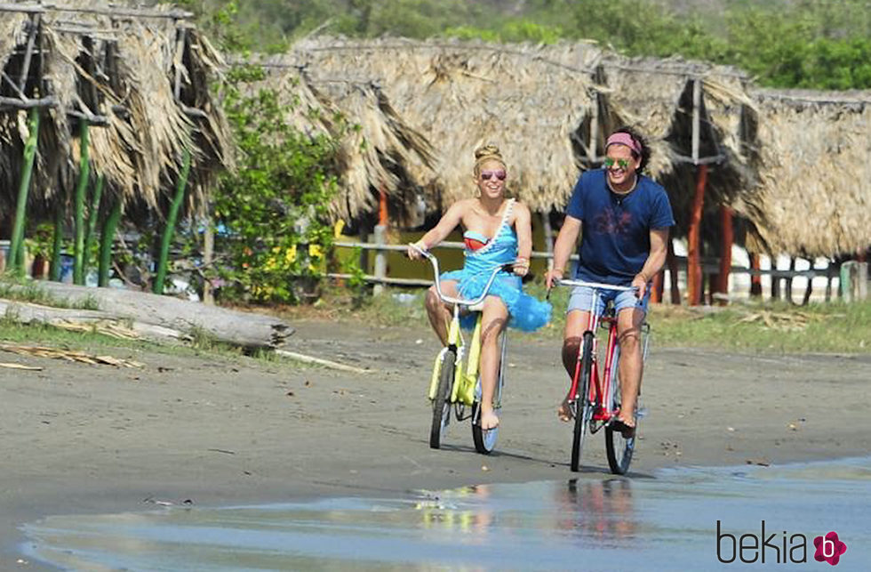 Shakira y Carlos Vives durante la grabación del video de la canción 'La Bicicleta'