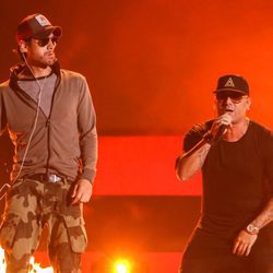 Enrique Iglesias y Wisin actuando en los ensayos de los Premios Juventud 2016