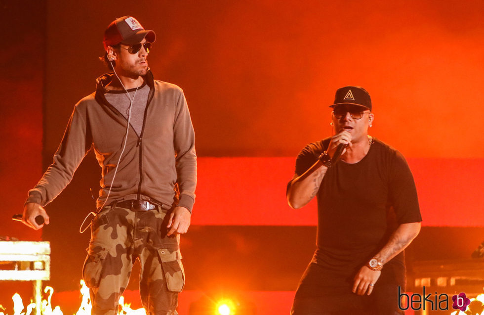 Enrique Iglesias y Wisin actuando en los ensayos de los Premios Juventud 2016