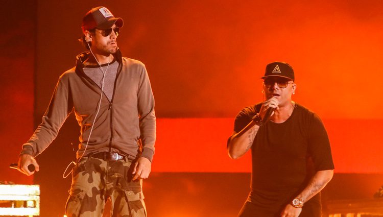 Enrique Iglesias y Wisin actuando en los ensayos de los Premios Juventud 2016