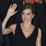 La Reina Letizia saluda muy feliz en su 44 cumpleaños