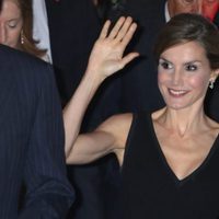 La Reina Letizia saluda muy feliz en su 44 cumpleaños