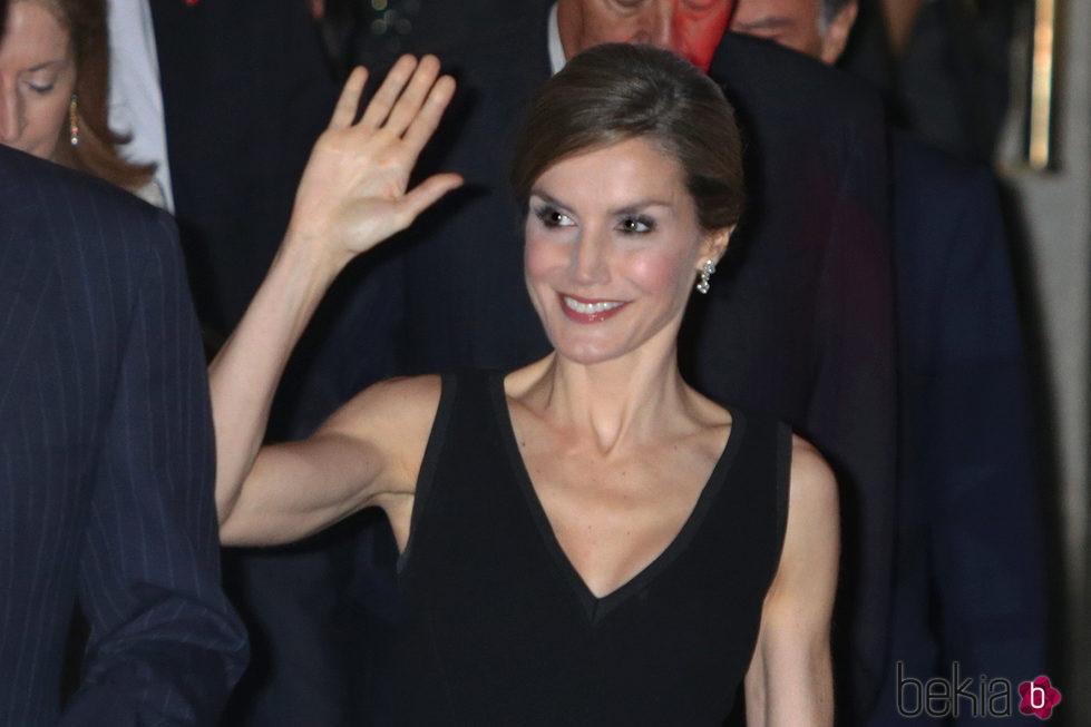 La Reina Letizia saluda muy feliz en su 44 cumpleaños