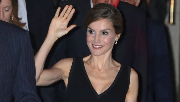 La Reina Letizia saluda muy feliz en su 44 cumpleaños