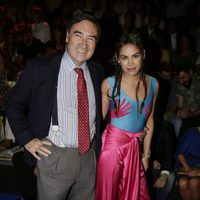 Cósima Ramírez y Pedro J Ramírez en el front row del desfile de Ágatha Ruiz de la Prada en Madrid Fashion Week primavera/verano 2017