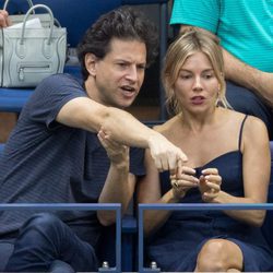 Sienna Miller junto a su novio, Bennet Miller