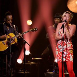 Miley Curys actuando con The Roots en 'The Tonight Show'