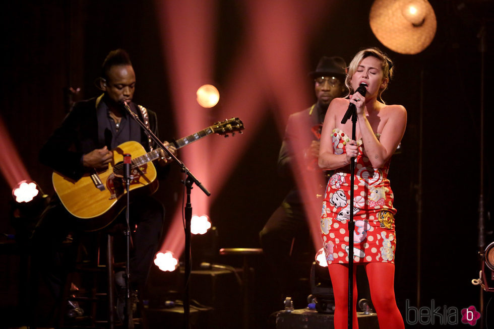 Miley Curys actuando con The Roots en 'The Tonight Show'