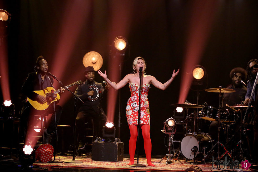 Miley Cyrus en su actuación con The Roots en 'The Tonight Show'