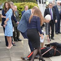 El príncipe Guillermo de Inglaterra ayudando a un Lord