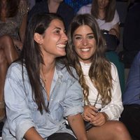 Dulceida y su mujer Alba Paul en el desfile primavera/verano 2017 de Juanjo Oliva en Madrid Fashion Week