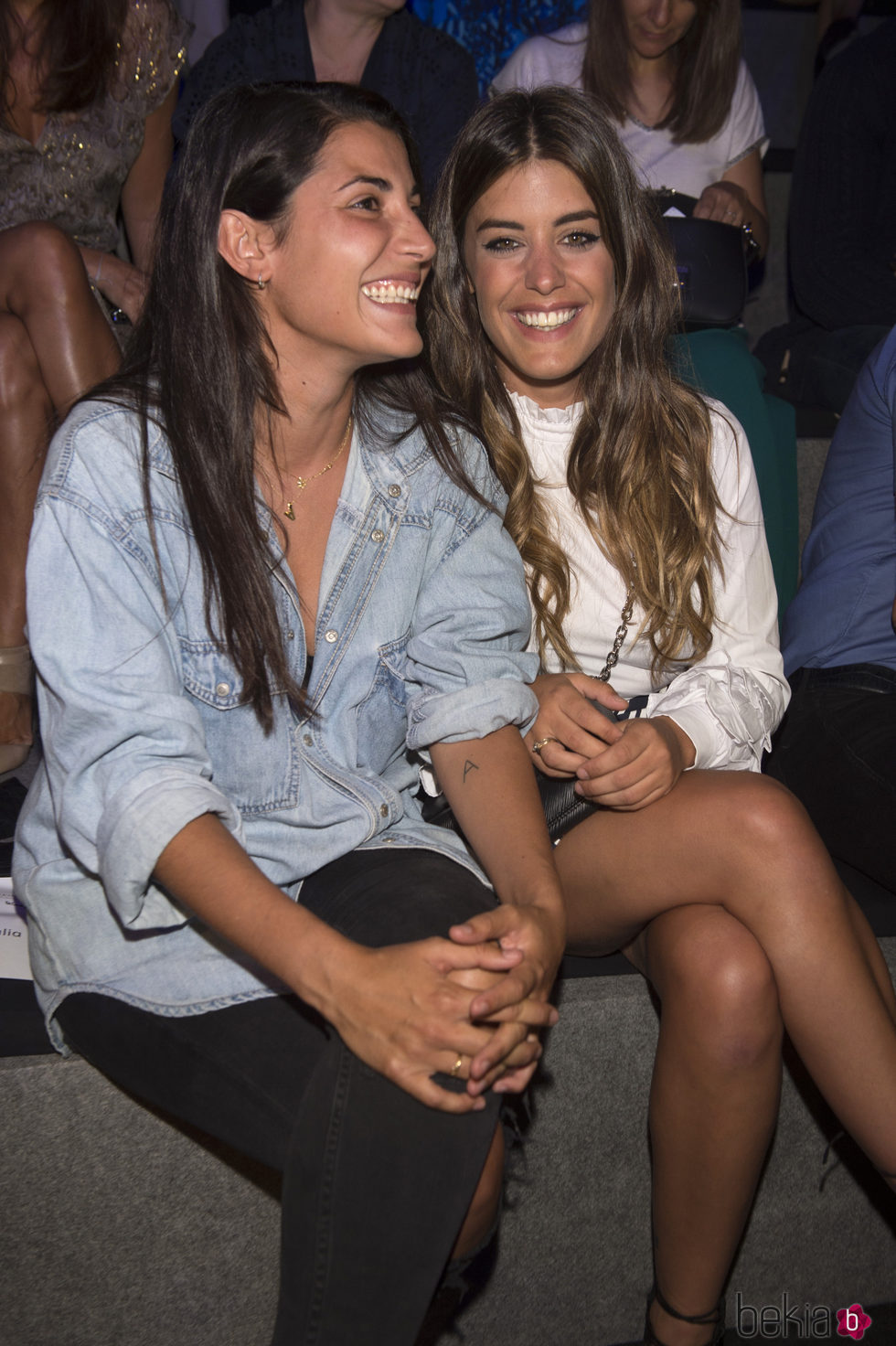 Dulceida y su mujer Alba Paul en el desfile primavera/verano 2017 de Juanjo Oliva en Madrid Fashion Week