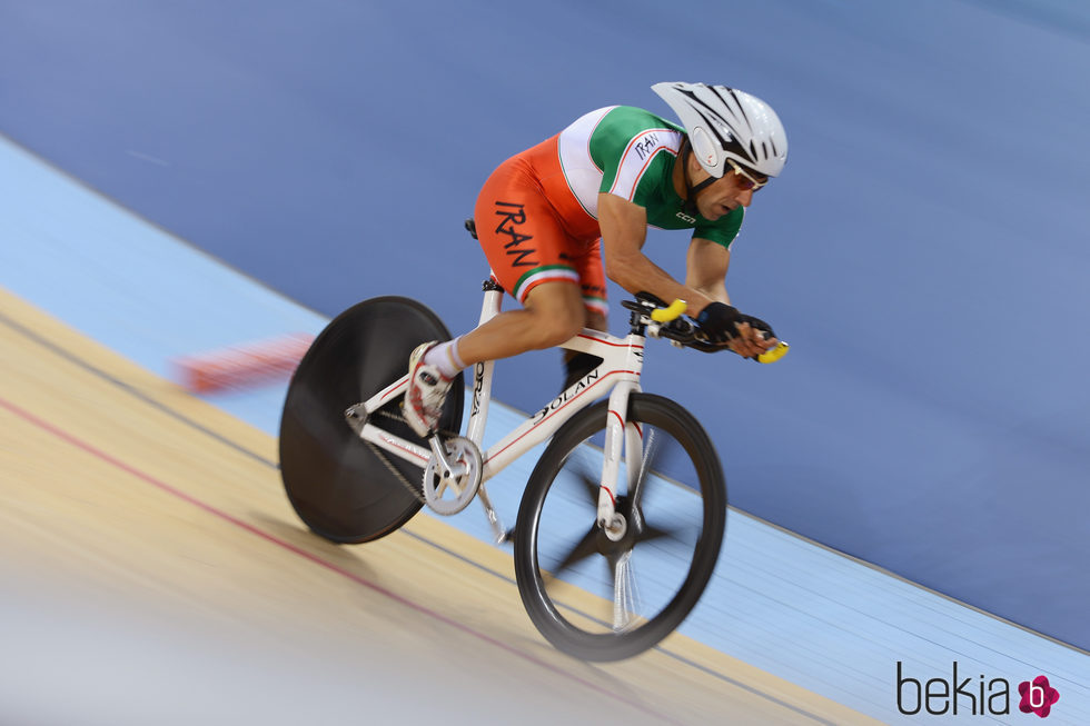 Bahman Golbarnezhad en la prueba de ciclismo Individual de C4-5 1km