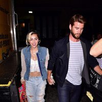 Miley Cyrus y Liam Hemsworth caminan de la mano en Nueva York