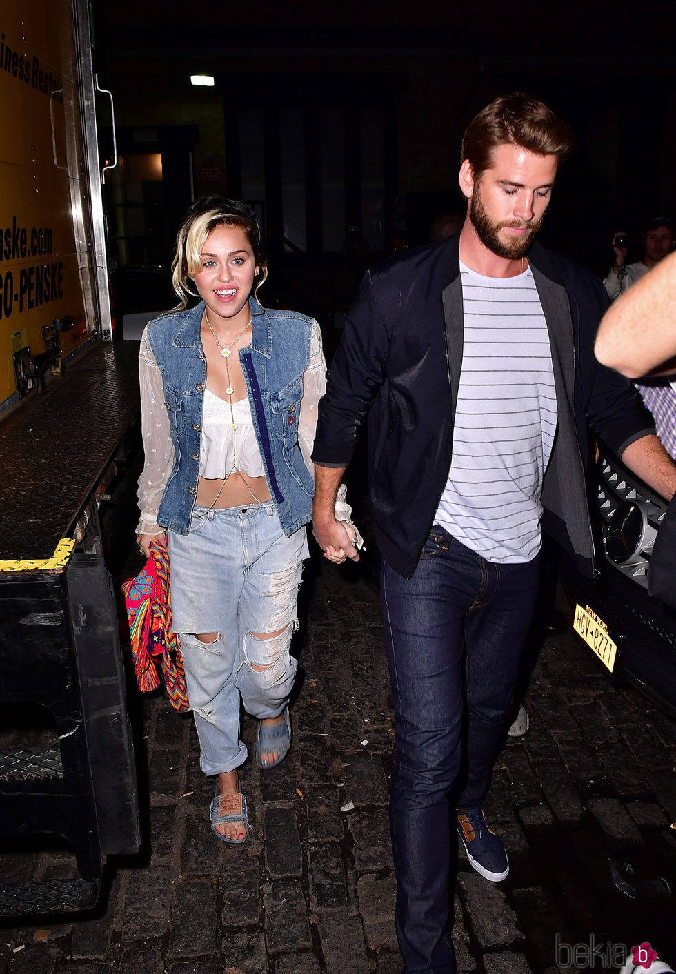 Miley Cyrus y Liam Hemsworth caminan de la mano en Nueva York