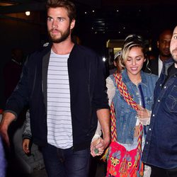 Miley Cyrus luce su supuesto anillo de compromiso junto a Liam Hemsworth