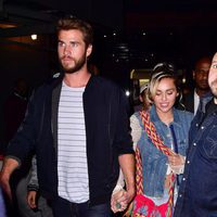 Miley Cyrus luce su supuesto anillo de compromiso junto a Liam Hemsworth