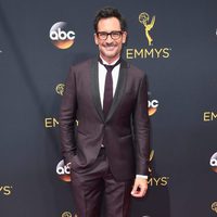 Lawrence Zarian en la alfombra roja de los Premios Emmy 2016