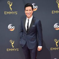 Mario Lopez en la alfombra roja de los Premios Emmy 2016