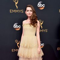 Emily Robinson en la alfombra roja de los Premios Emmy 2016