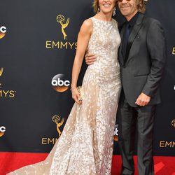 Felicity Huffman y su marido William H. Macy en la alfombra roja de los Premios Emmy 2016