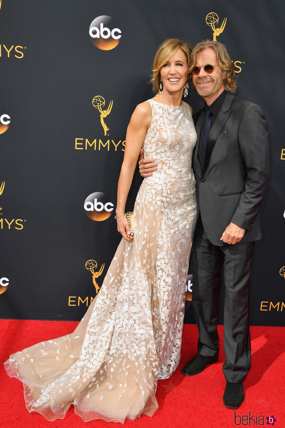 Felicity Huffman y su marido William H. Macy en la alfombra roja de los Premios Emmy 2016