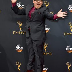 Rico Rodriguez saltando en la alfombra roja de los Premios Emmy 2016