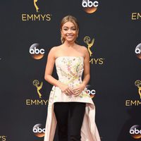 Sarah Hyland en la alfombra roja de los Premios Emmy 2016